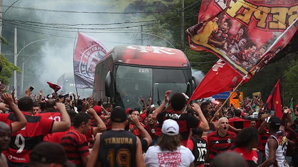 AeroFla: Michael aparece sobre o ônibus e anima torcida do Flamengo