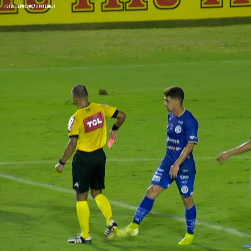 Vídeo! Pela Série B, atacante do Confiança agride árbitro após ser expulso em jogo contra a Ponte Preta
