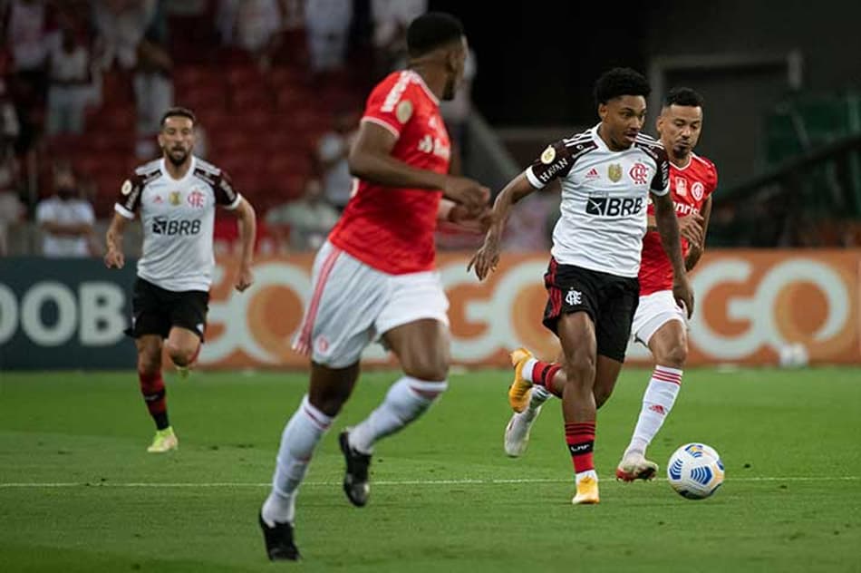 ATUAÇÕES: Vitinho é destaque em vitória do Flamengo sobre o Inter no Beira-Rio