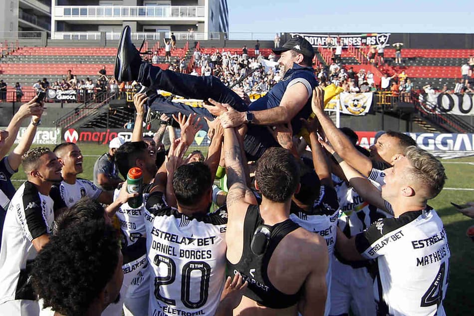 É campeão! Veja a festa dos jogadores do Botafogo no gramado após a conquista da Série B