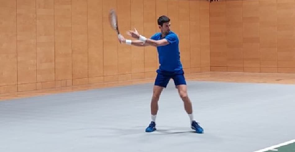 Pai de Djokovic dispara: ‘Austrália precisa decidir se o deixarão jogar’