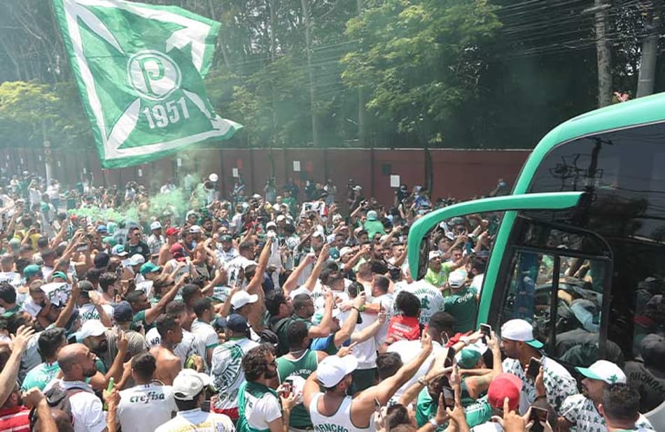VÍDEO! Torcida do Palmeiras faz grande festa antes do embarque da equipe para Montevidéu