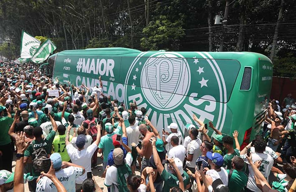 Com festa da torcida, Palmeiras embarca para final da Libertadores