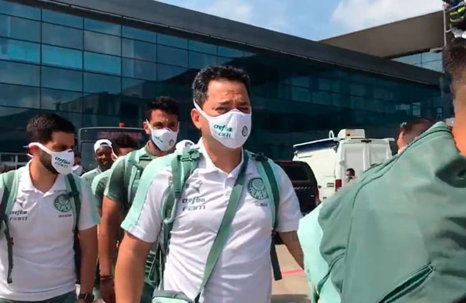VÍDEO! Palmeiras embarca para a capital do Uruguai; assista!