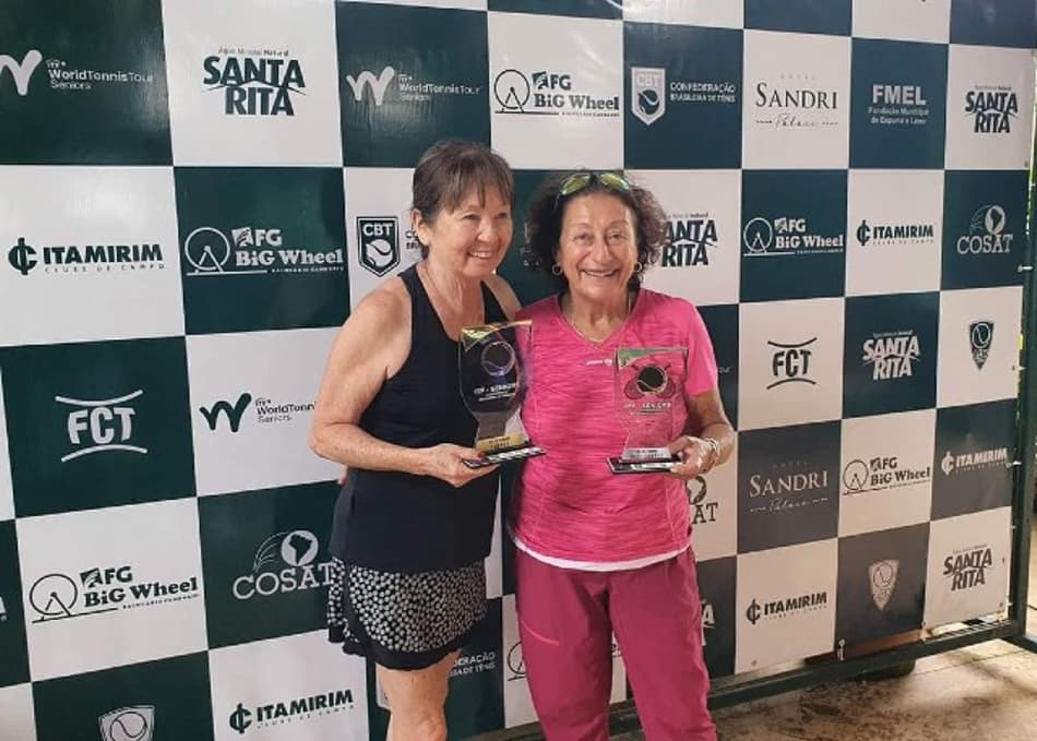 Althea Abiko de preto e Bernardete Viana de rosa