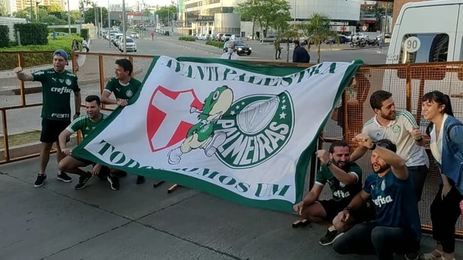 Palmeiras desembarca em Montevidéu e vai direto para o hotel; grupo de torcedores recepciona