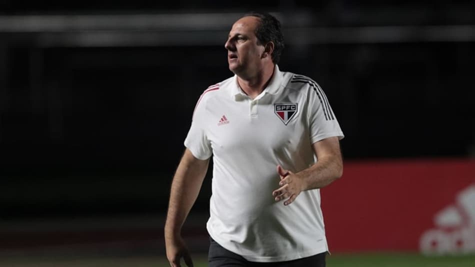 Rogério Ceni comenta lance polêmico de Reinaldo em empate do São Paulo: ‘No limite entre amarelo e vermelho’