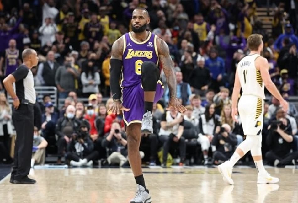 LeBron James brilha e Lakers bate Pacers na prorrogação