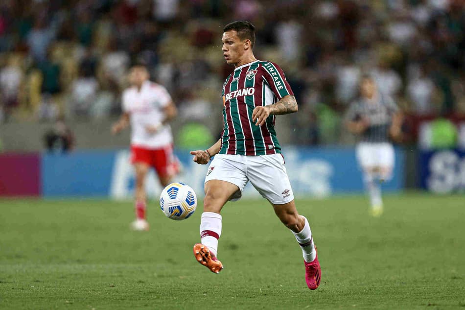 Calegari celebra vitória do Fluminense, comenta apoio da torcida e atuação no meio: ‘Conheço o espaço’