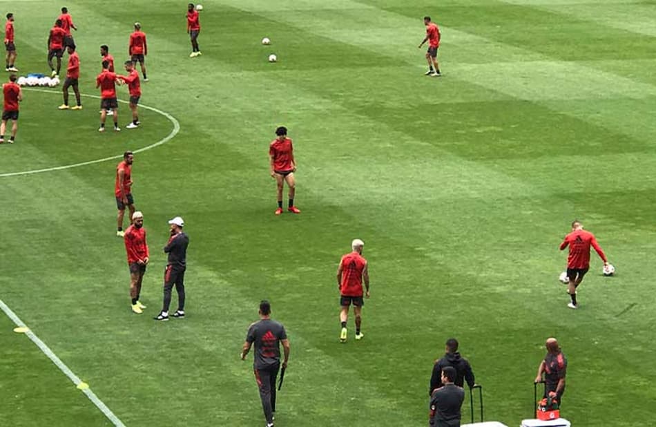Em clima leve, Flamengo treina com força máxima no Uruguai visando a final da Libertadores