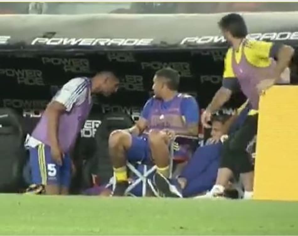 Clima quente! Companheiros de time quase trocam socos no banco de reservas; confira