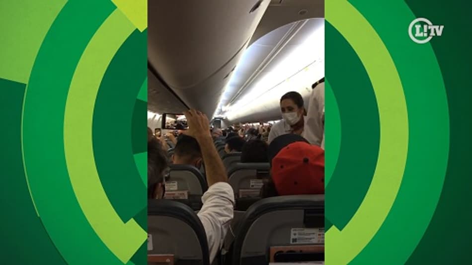 VÍDEO: Torcedores do Flamengo levam bronca de comissária durante voo para o Uruguai