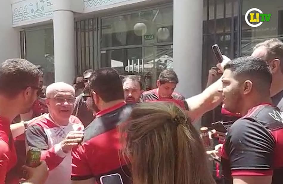 Ex-presidente Bandeira de Mello é tietado por torcedores do Flamengo em Montevidéu. Assista