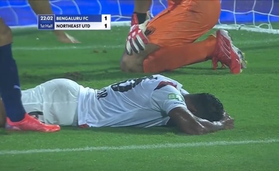 VÍDEO: Zagueiro faz gol contra bizarro no Campeonato Indiano; veja!