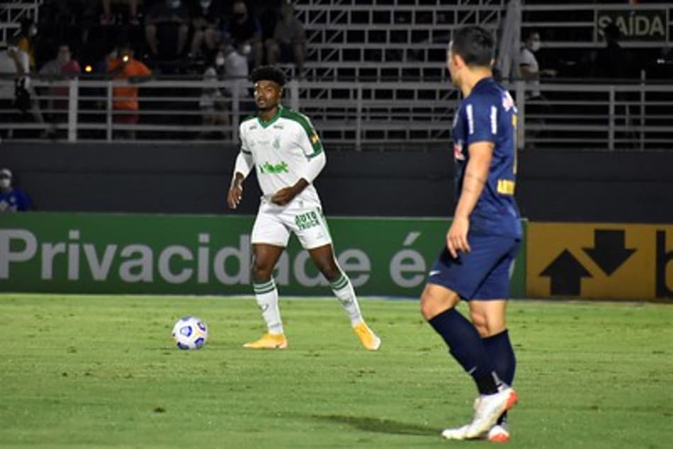 Zagueiro do América ressalta partida difícil e alegria com resultado