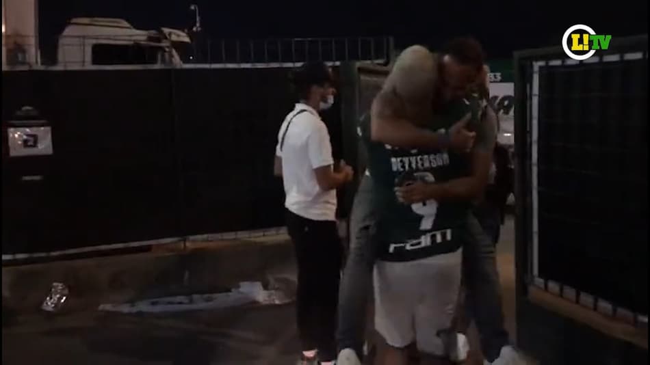 VÍDEO: Herói do título do Palmeiras, Deyverson comemora muito no estacionamento do Centenário