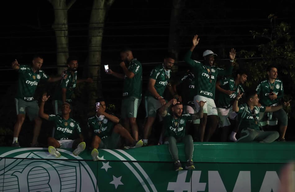 Trio elétrico, Deyverson de ‘regente’ e provocações ao Flamengo: a festa da torcida na chegada do Palmeiras