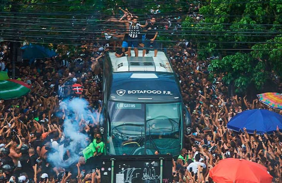 Polícia atira balas de borracha em torcida do Botafogo que fazia festa no Nilton Santos