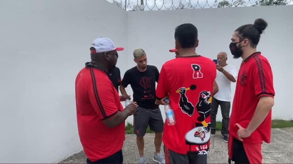 Andreas Pereira recebe apoio de organizada do Flamengo em chegada ao Ninho do Urubu