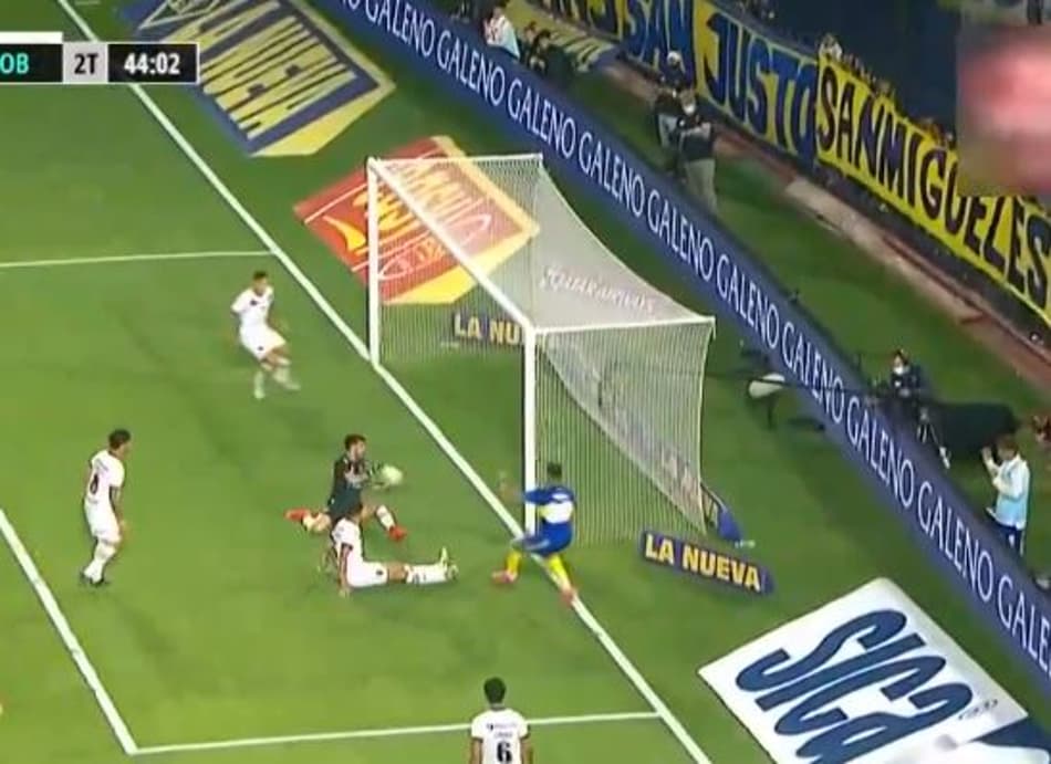 Atacante do Boca Juniors perde gol inacreditável; confira