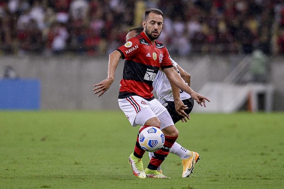 Everton Ribeiro diz que torcida do Flamengo merecia ‘título maior’ esse ano e rasga elogios: ‘Inexplicável’