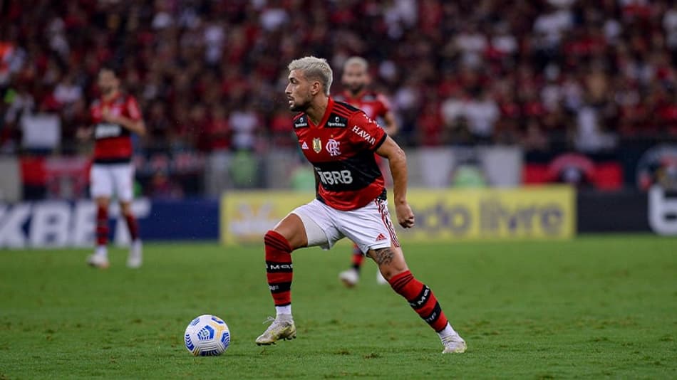 Arrascaeta faz campanha para achar torcedor do Flamengo que invadiu campo e o abraçou: ‘Merece o manto’