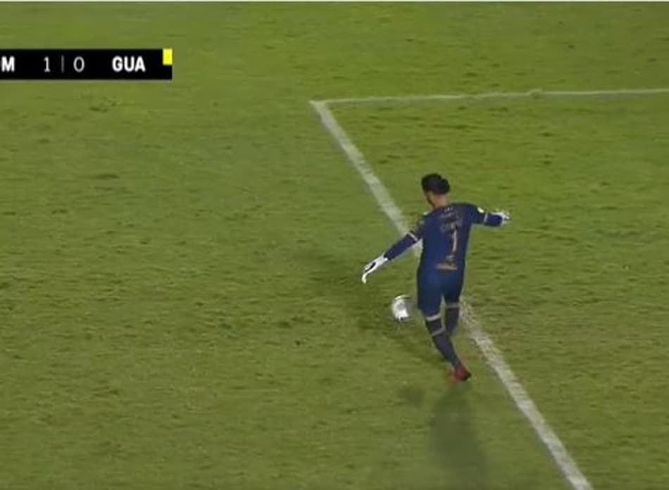 Goleiro comete falha épica e equipe acaba eliminada do torneio; assista