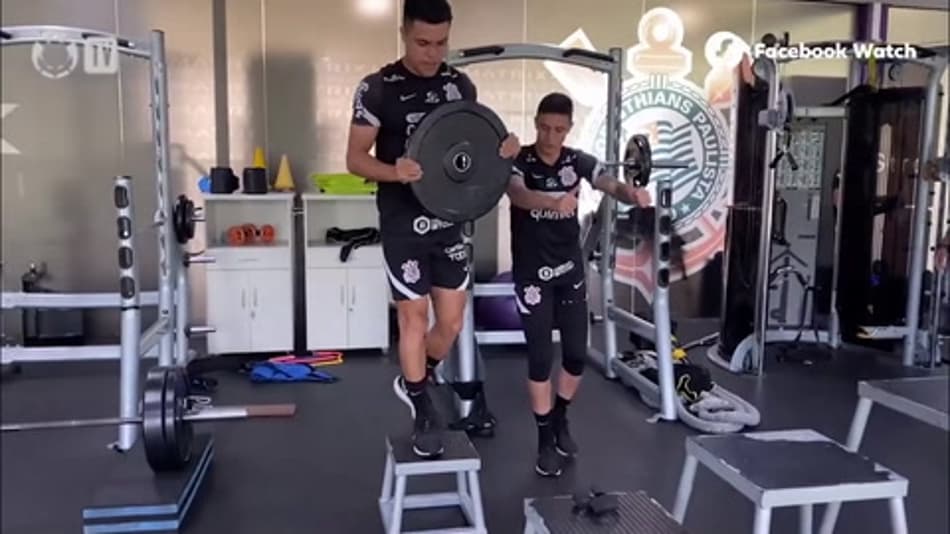 VÍDEO: Corinthians se reapresenta de olho no jogo contra o Grêmio