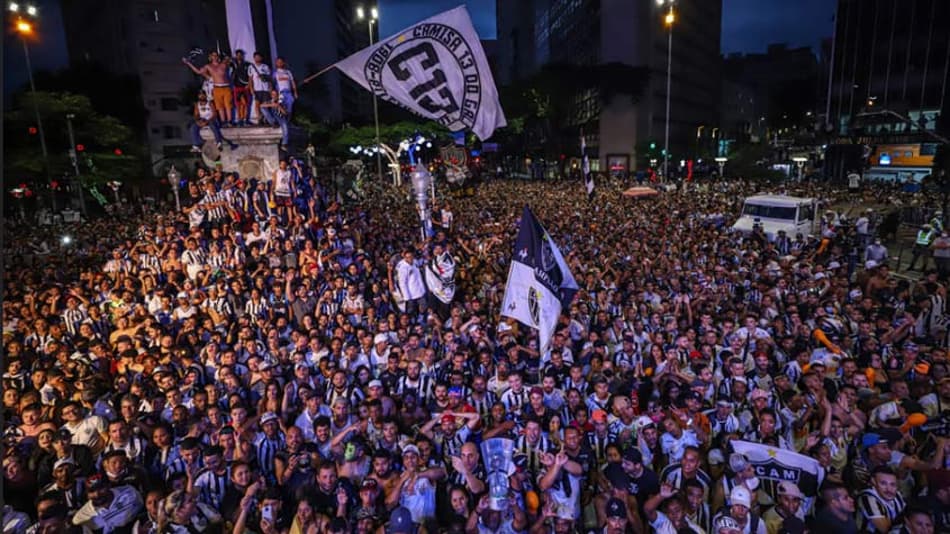 Torcida do Atlético-MG faz festa até o amanhecer em Belo Horizonte; veja fotos!
