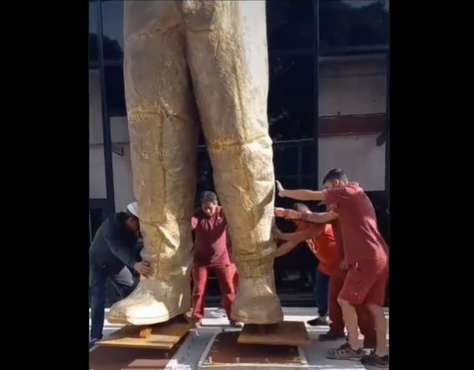Estátua de Marcelo Gallardo começa a ser instalada no estádio do River; assista