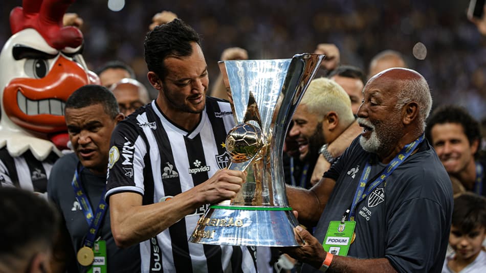 Cuca não esconde alegria após conquista do bicampeonato do Atlético-MG: ‘Me sinto realizado’