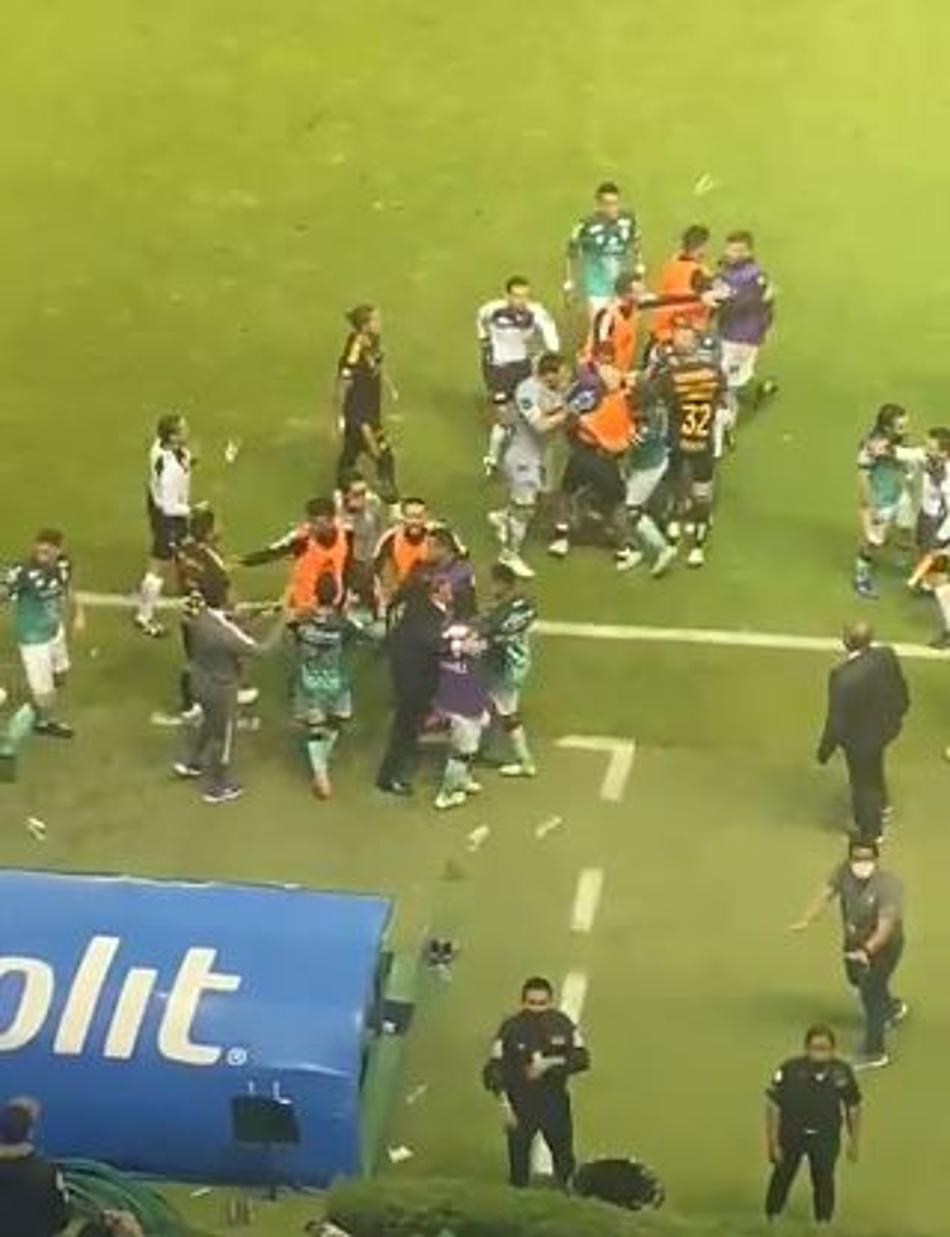 Briga generalizada toma conta de partida decisiva no México; veja o vídeo
