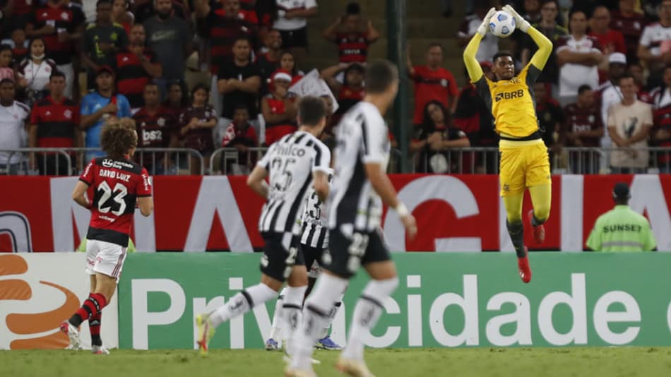 ATUAÇÕES: Hugo Souza se salva e evita o pior em derrota do Flamengo para o Santos
