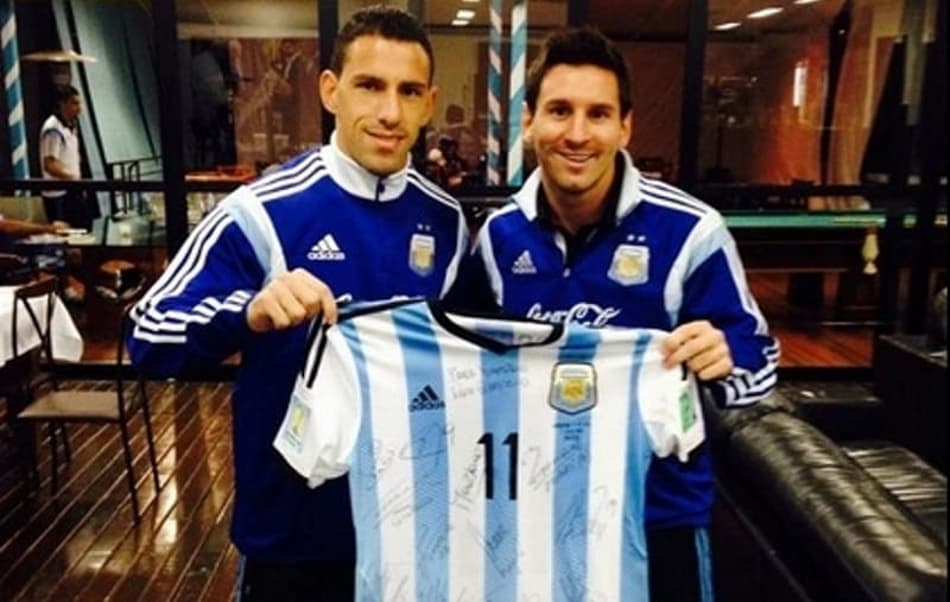 Messi envia mensagem para ex-companheiro que se despediu do futebol
