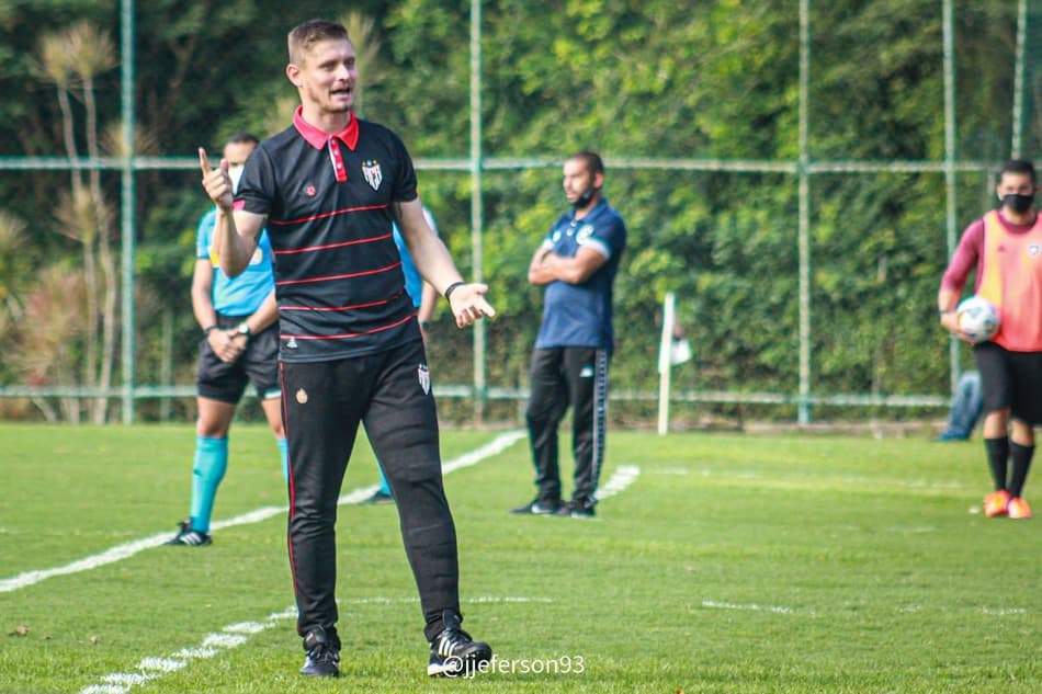 Augusto Fassina celebra primeiro ano no comando do Atlético-GO sub-17