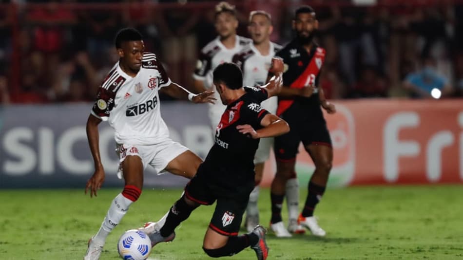 Flamengo se despede do Brasileirão com atuação pífia e derrota para o Atlético-GO