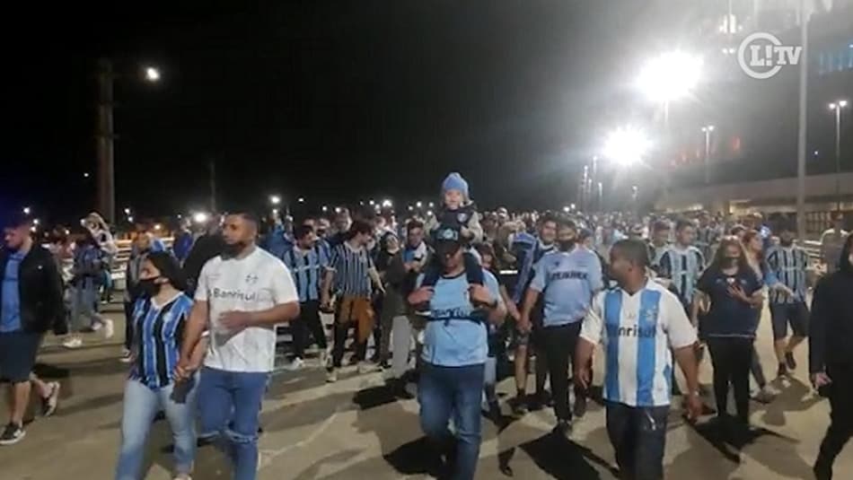 VÍDEO: veja como foi a saída da torcida do Grêmio da Arena após o rebaixamento