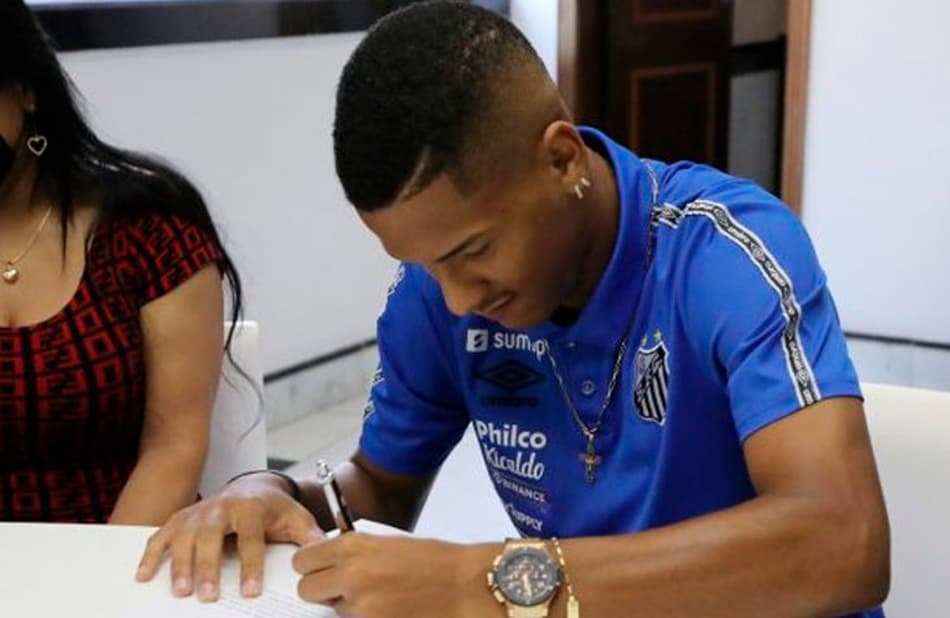 Santos acerta a renovação de contrato com o atacante Ângelo