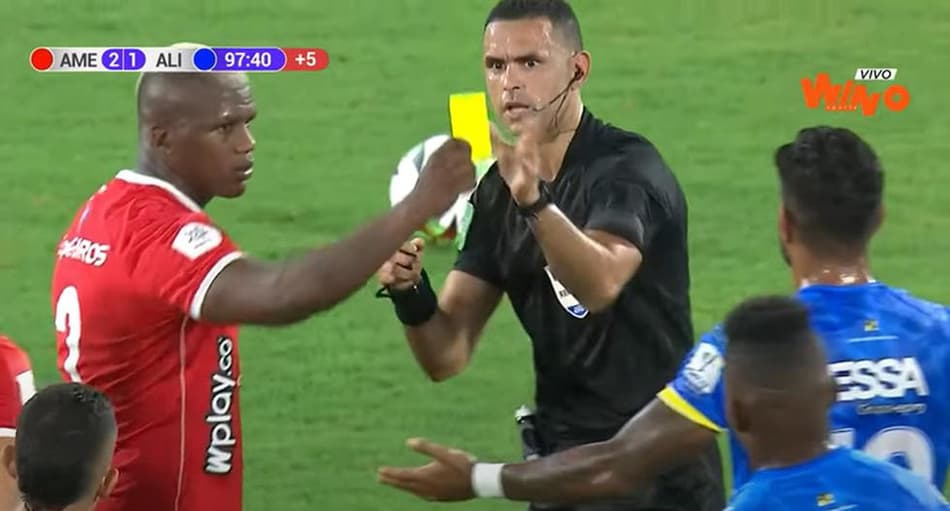 Que isso? Jogador mostra cartão amarelo para o adversário no Campeonato Colombiano; veja o vídeo