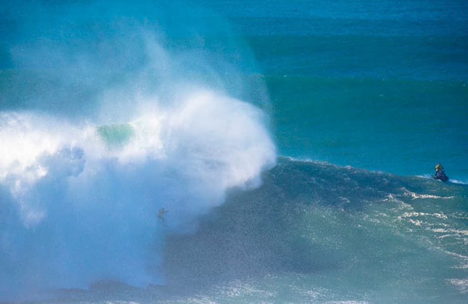 Pedro Scooby celebra tubo gigante em Nazaré. Veja o vídeo!