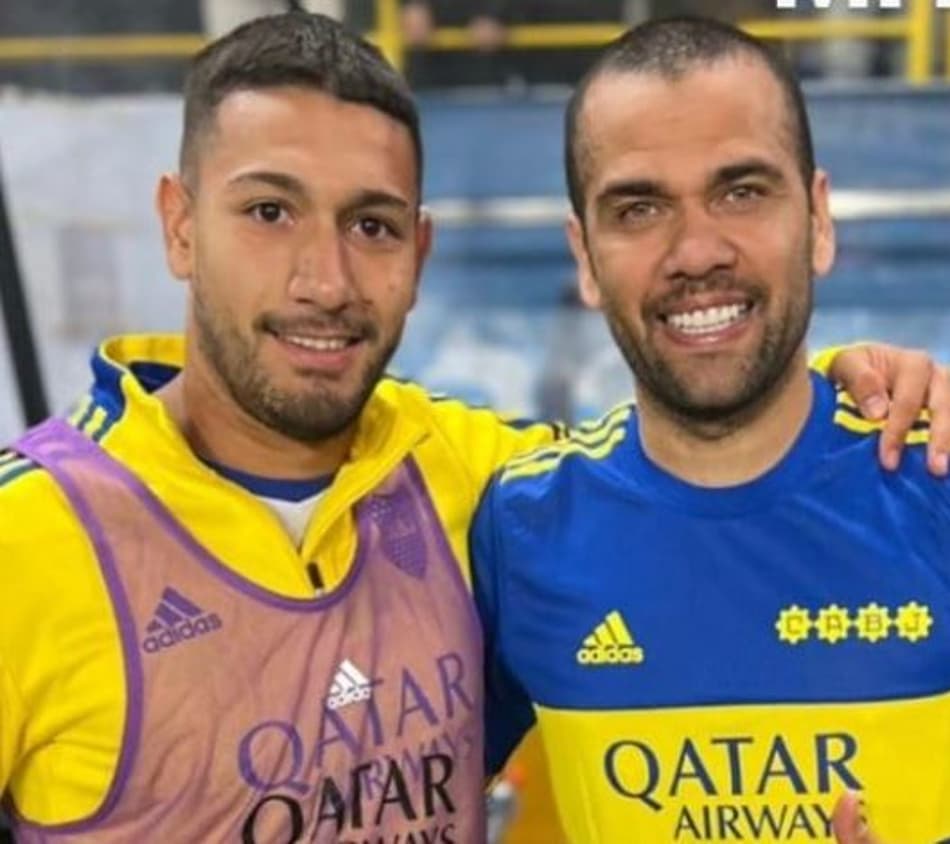 Após derrota, Dani Alves posa com a camisa do Boca Juniors