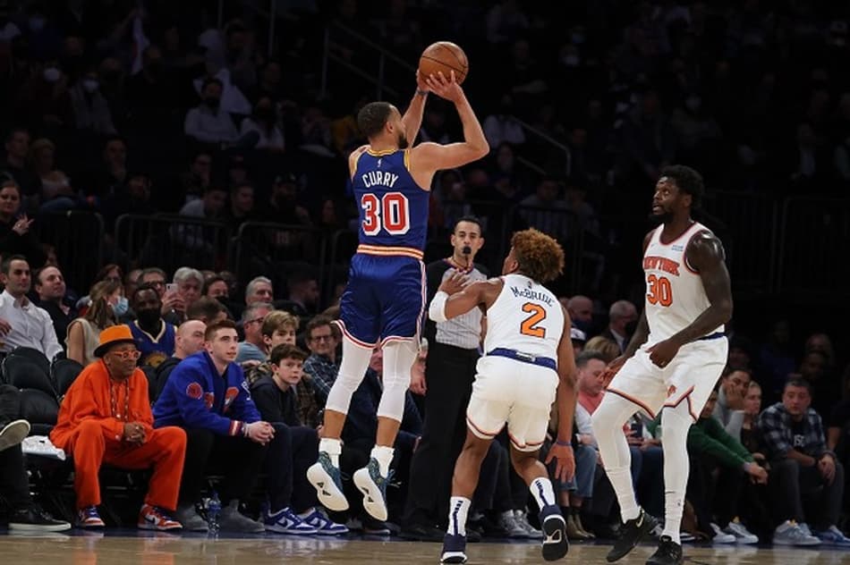 Stephen Curry bate recorde de cestas de três na NBA