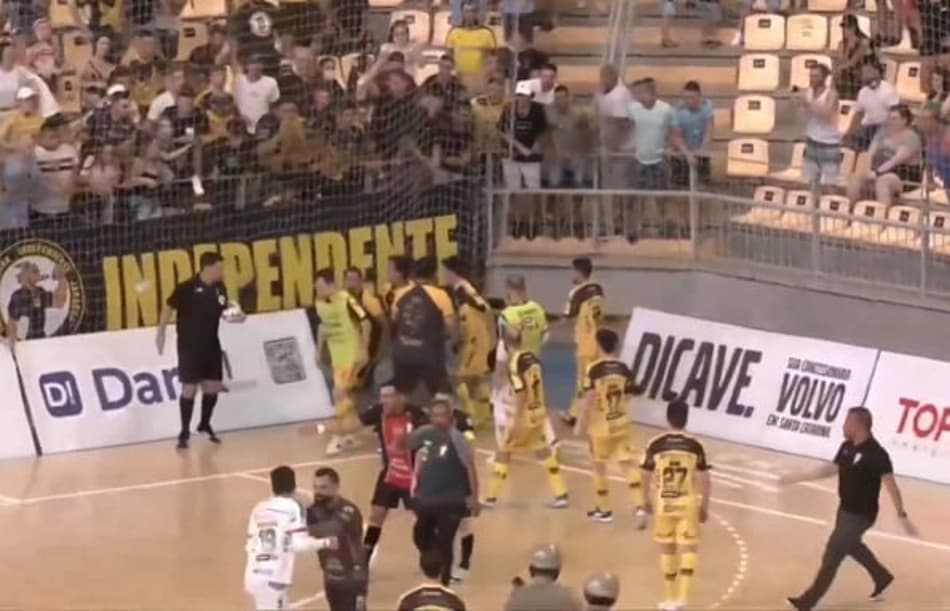 VÍDEO: final no futsal termina em confusão, árbitro cercado e expulsões após entrada forte