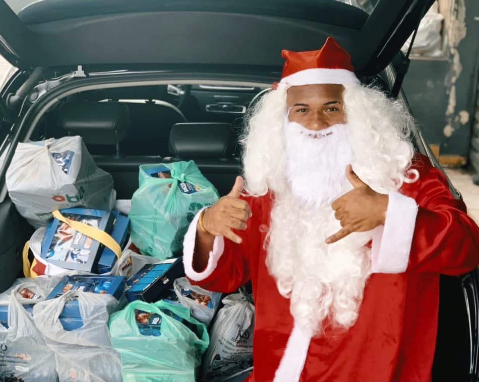 Luan, do São Paulo, se veste de Papai Noel e entrega presentes para crianças em comunidade