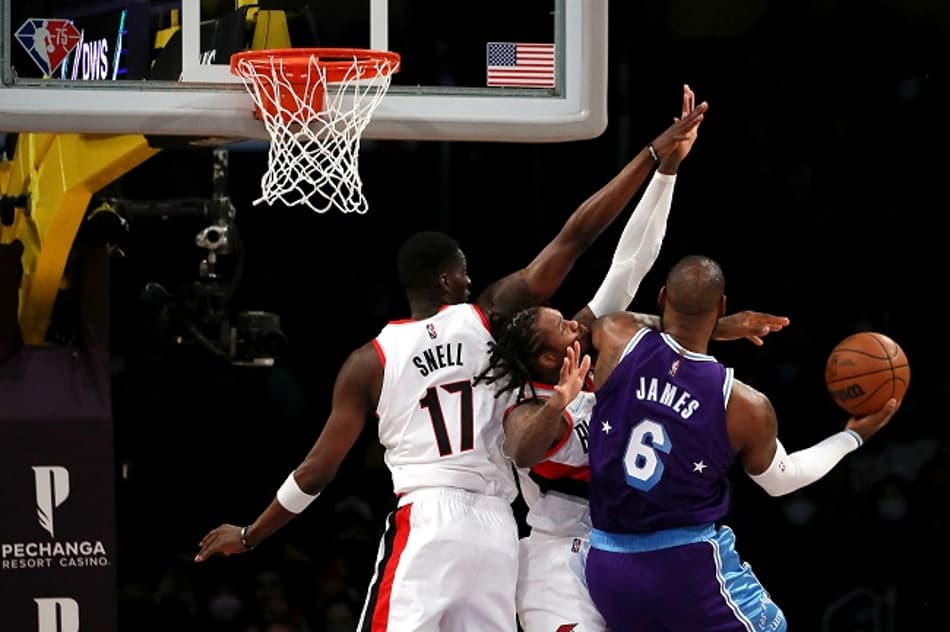 LeBron James brilha e Lakers atropela Blazers