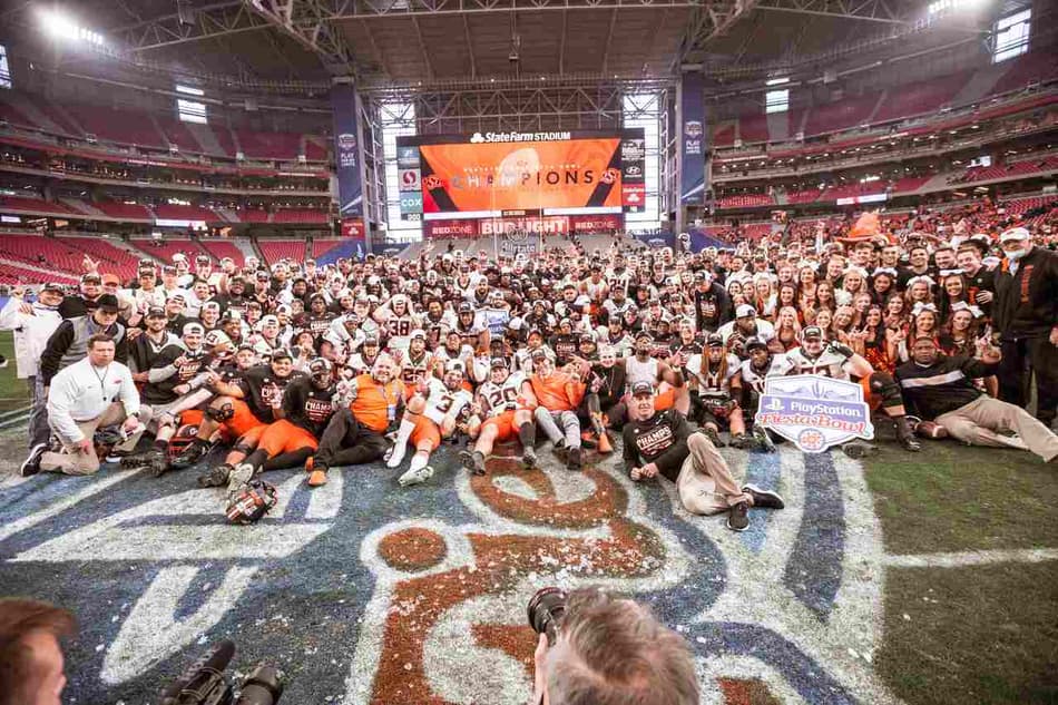 "Fiesta" na end zone! Spencer Sanders lidera virada impressionante de Oklahoma State sobre Notre Dame