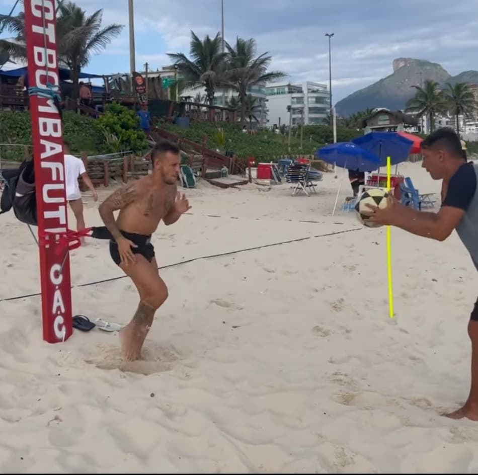 Rafinha treina na areia da praia antes de reapresentação no São Paulo; veja vídeo