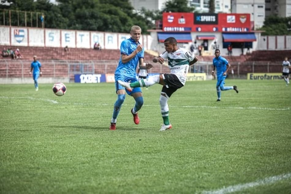 No final do jogo, Coritiba marca e vence Real Brasília em estreia na Copinha