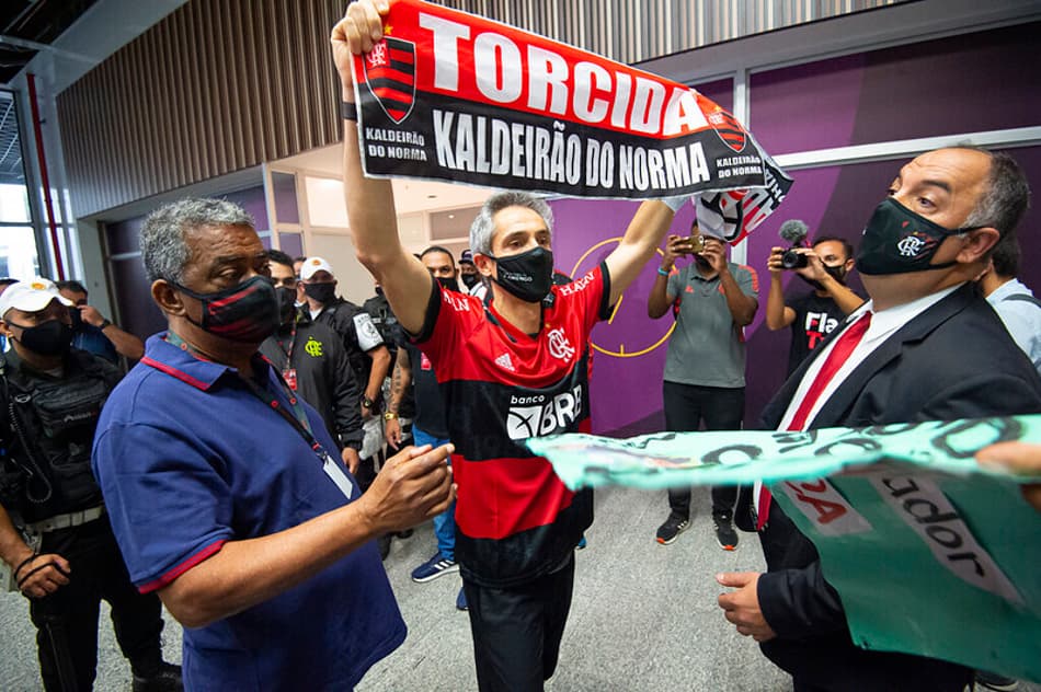 Paulo Sousa no Brasil! Veja imagens da chegada do novo técnico do Flamengo no Rio de Janeiro