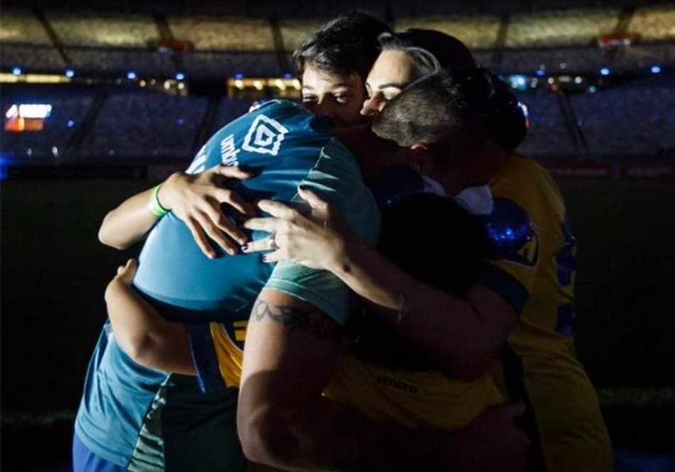 Esposa de Fábio, ídolo do Cruzeiro, grava vídeo chorando ao lado do marido, que aparece desolado; veja